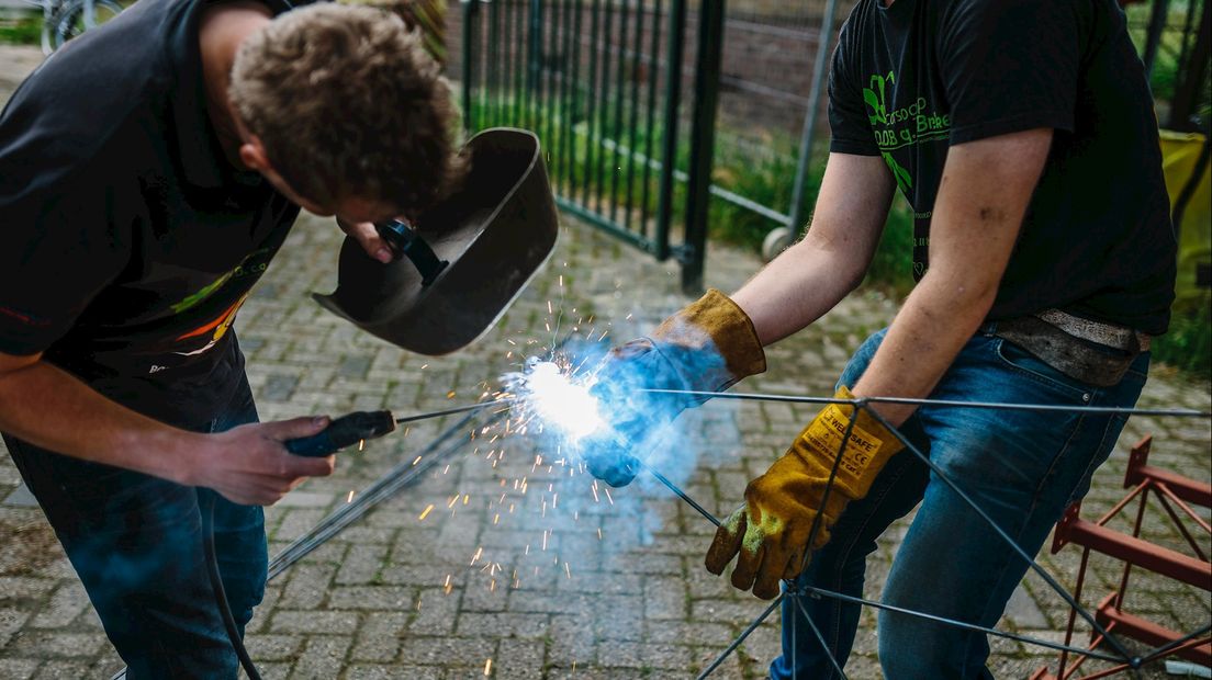 De corsogroepen maken lange dagen om de wagens op tijd af te krijgen