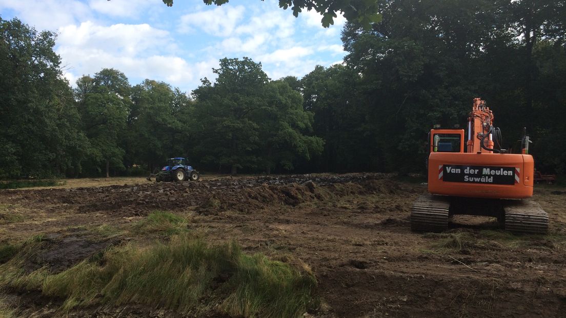 Het slib uit de vijvers van de landgoederen lag in depot: dat wordt nu op een weiland van ondergeploegd