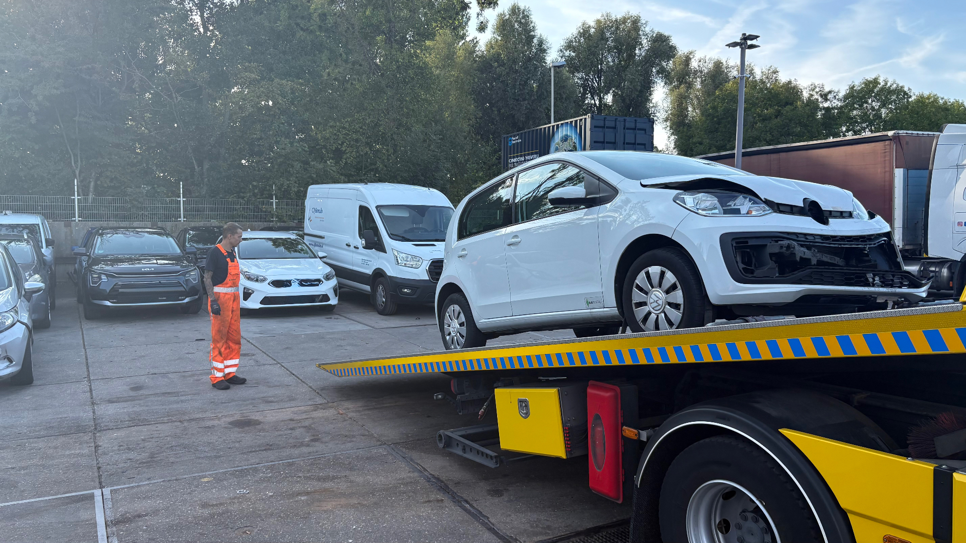 De witte Volkswagen achterop de bergingswagen van Bruce.