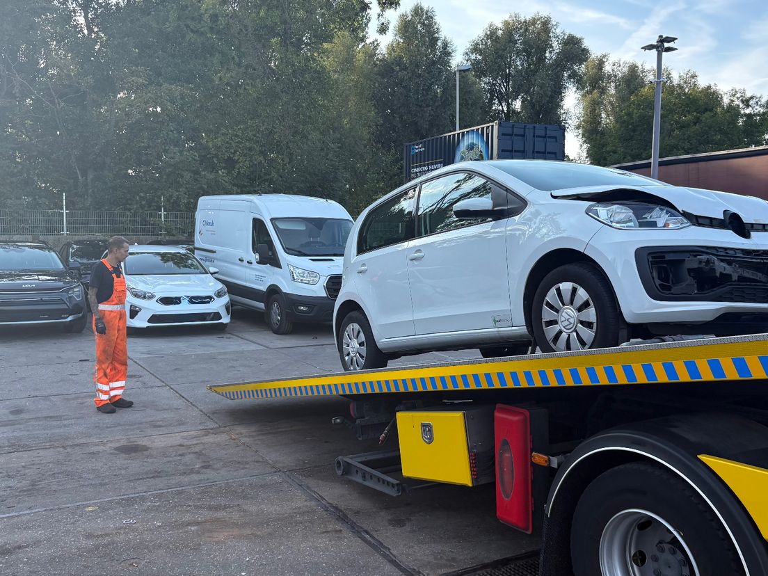 De witte Volkswagen achterop de bergingswagen van Bruce.