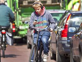 Ruim 1.600 boetes voor appen op de fiets: 'Supergoed resultaat, maar ook jammer'