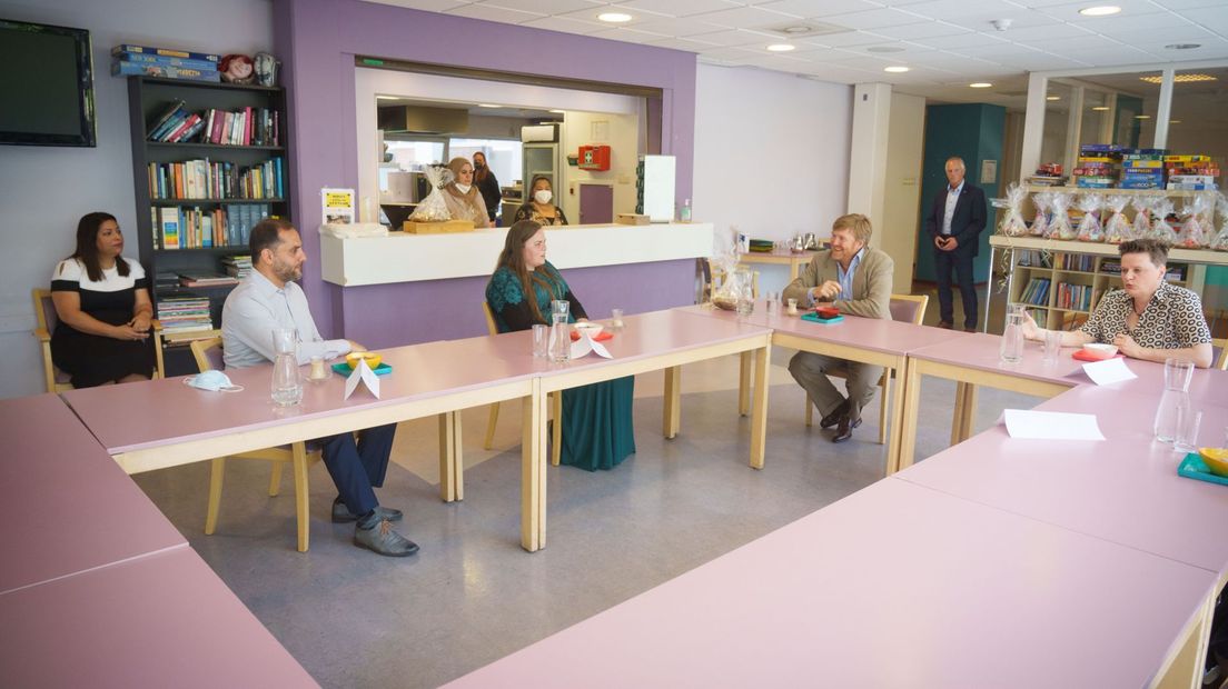 De Koning ging tijdens zijn bezoek in gesprek met vrijwilligers