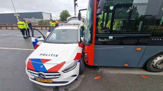 Ongeluk politieauto en bus, agent naar ziekenhuis - brug voorlopig dicht. Ongeluk politieauto en bus, agent naar ziekenhuis - brug voorlopig dicht.