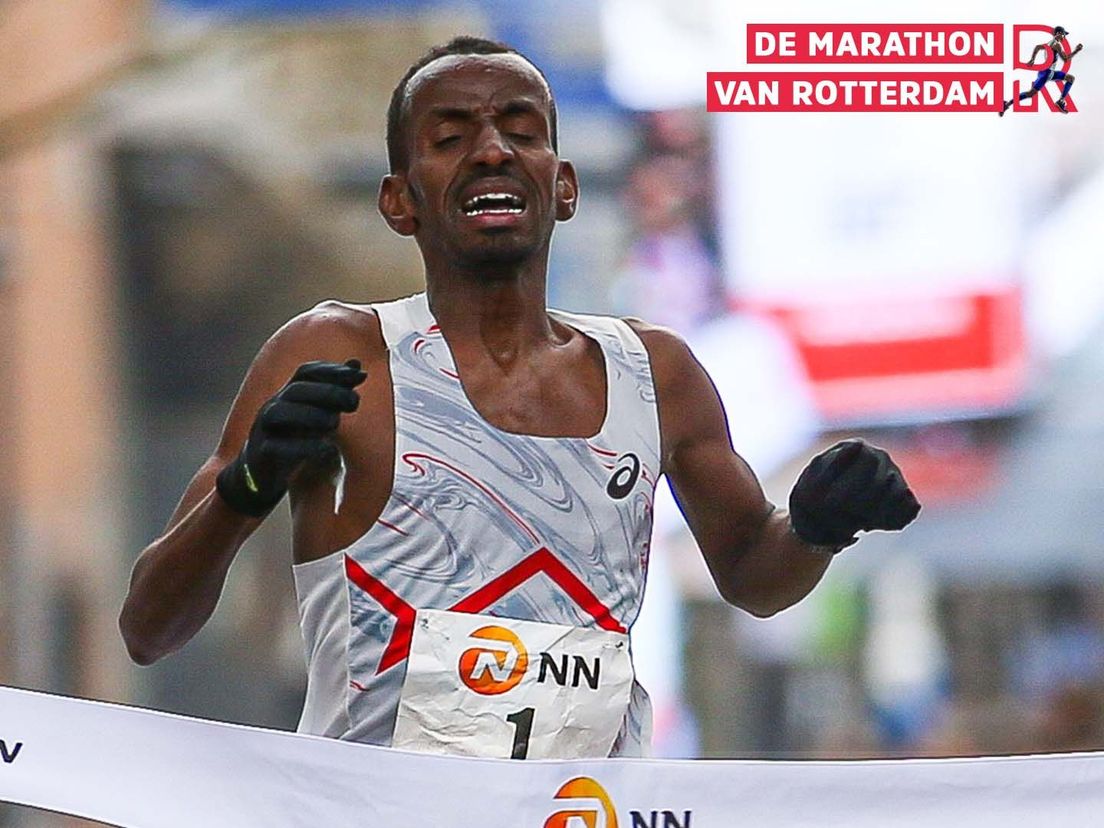 Bashir Abdi komt als winnaar over de finish bij de NN Marathon Rotterdam 2023