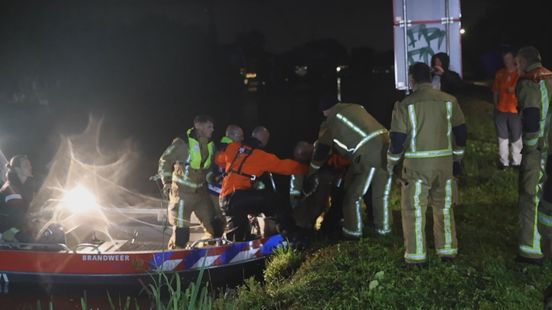 Brandweer redt spartelend hert uit water