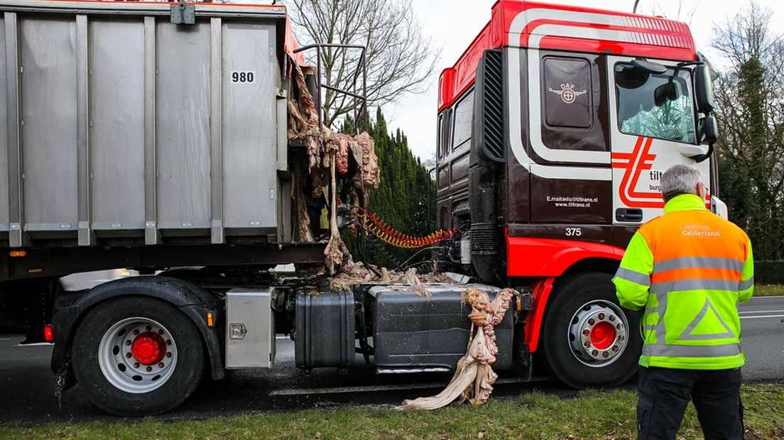 De vrachtwagen zou een noodstop gemaakt hebben.