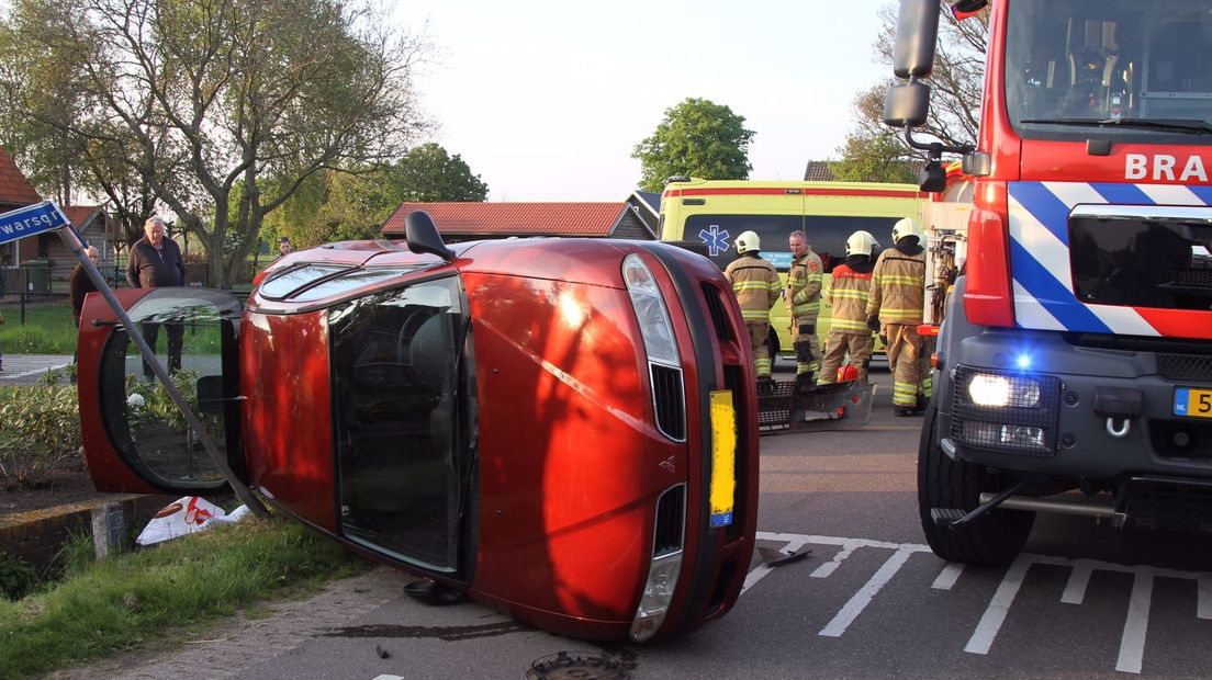 Bij een ongeluk in Kootwijkerbroek is de bestuurder van de rode auto zaterdagavond gewond geraakt en naar het ziekenhuis gebracht.