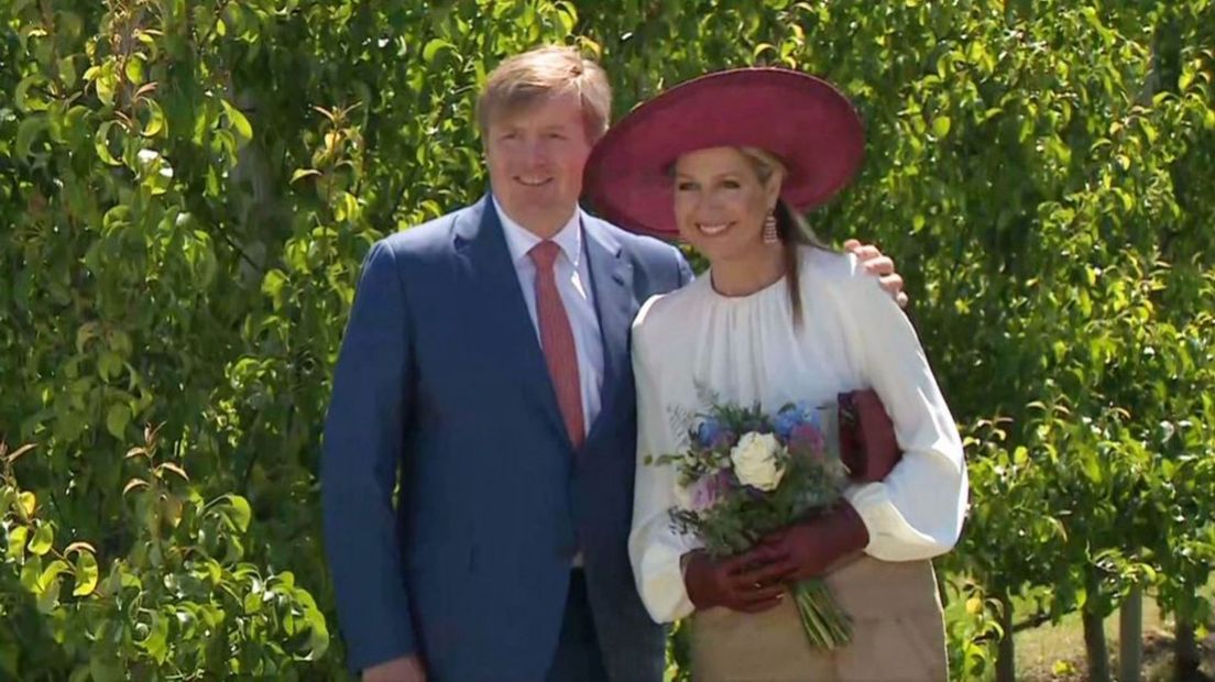 Willem-Alexander en Maxima in Betuwse boomgaard - foto Omroep Gelderland