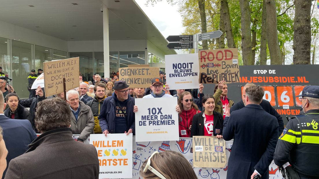 Republikeins protest langs de route in Emmen