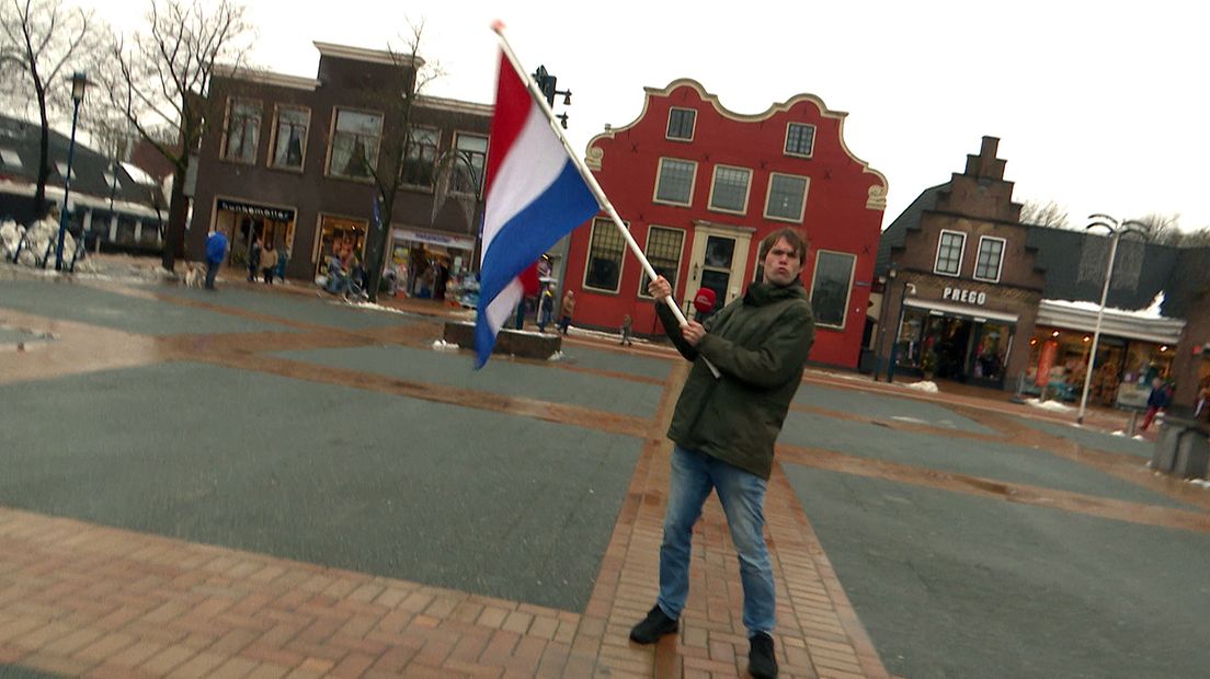 Jurg zwaait met Nederlandse vlag.