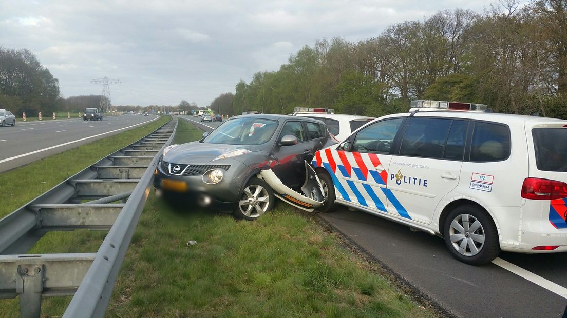 Twee mannen in een gestolen auto zijn zaterdagavond op de A1 ter hoogte van Lochem aangehouden na een achtervolging.