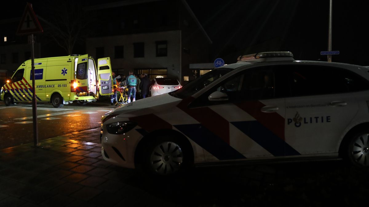 112 Nieuws: Fietser gewond in Rijssen - Automobilist botst met tractor