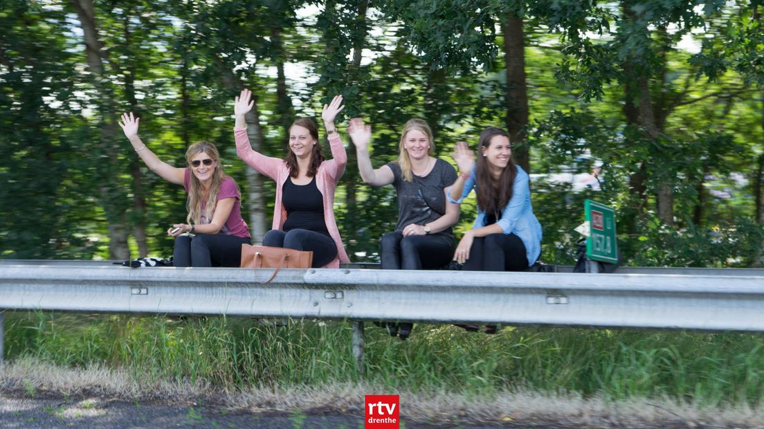 Langs de snelweg stonden veel mensen om de vertrekkende TT-bezoekers uit te zwaaien (Rechten: RTV Drenthe / Kim Stellingwerf)