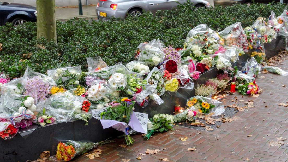 Bloemen bij ambassade Den Haag