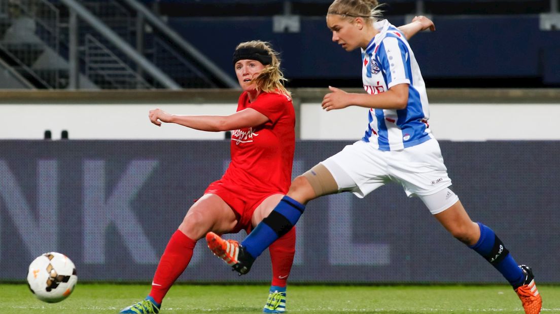 Kirsten van der Ven (l) in het shirt van FC Twente