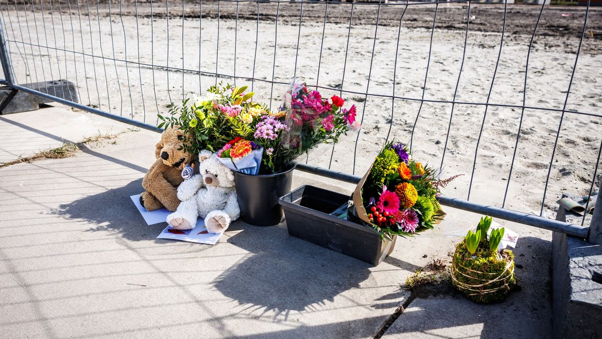 Bloemen en knuffels voor omgekomen kindje