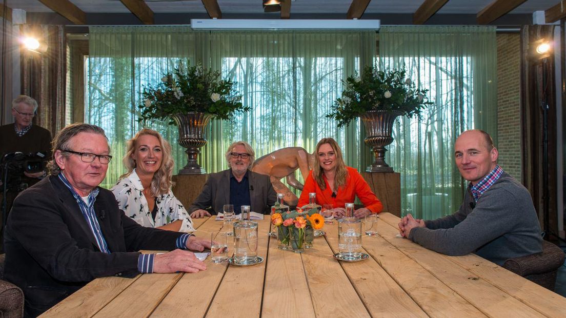 Presentatoren en gasten aan tafel tijdens de opnames van 'Ondernemend' (Rechten: Leo de Harder / RTV Meppel)