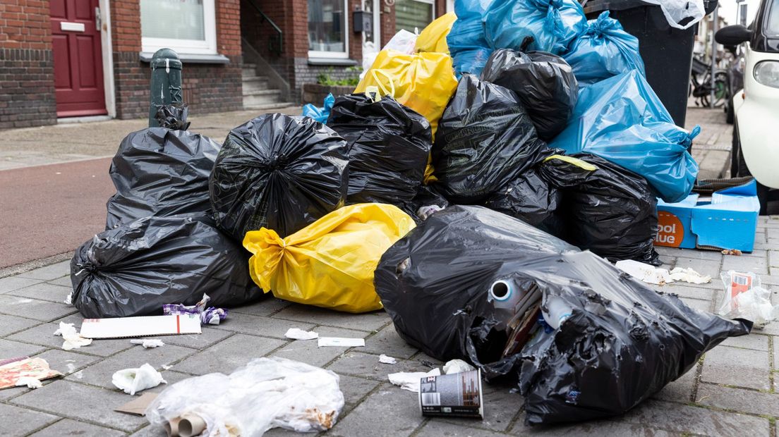 De bijgeplaatste vuilniszakken zorgen voor veel overlast