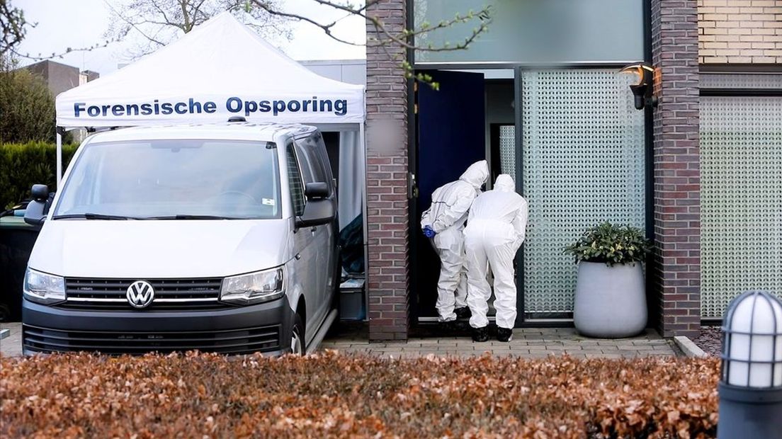 Rechercheurs bij de woning in Apeldoorn.