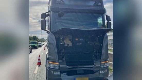 Flinke file door botsing met vrachtwagen op A15. Flinke file door botsing met vrachtwagen op A15.