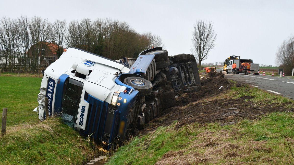 Vrachtwagen belandt in sloot bij Kerkwerve, weg nog uren dicht