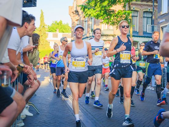 10.000 enthousiaste atleten rennen door de historische binnenstad van Zwolle tijdens de Scania Halve Marathon Zwolle
