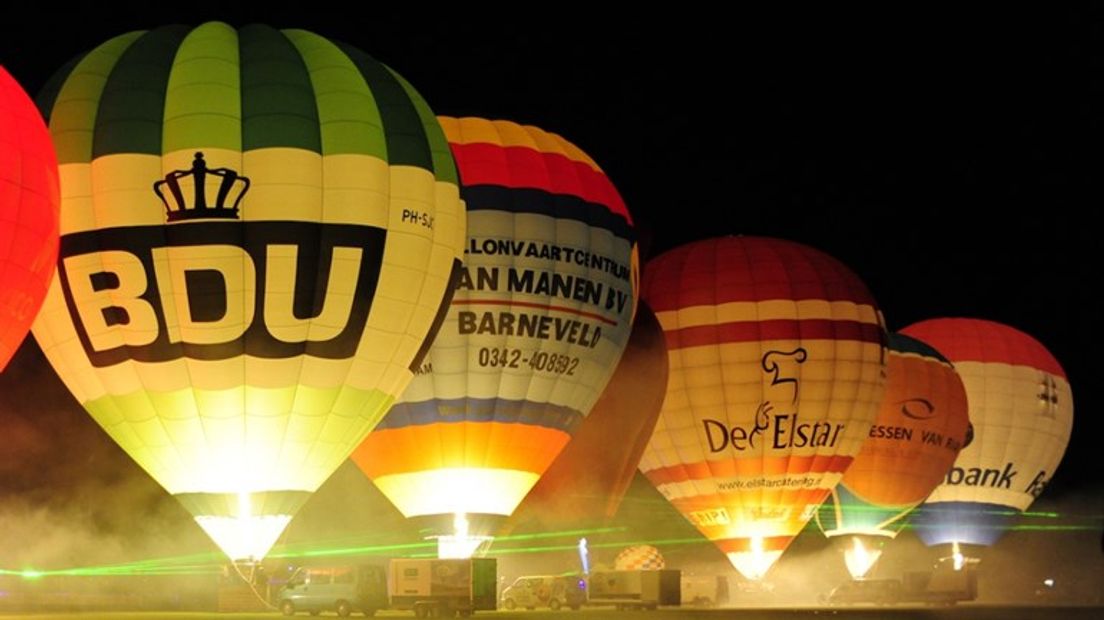 De eerste avond van De Ballonfiësta in Barneveld zit erop. Onder toeziend ook van ruim 4500 bezoekers gingen er woensdag zo'n 35 heteluchtballonnen de lucht in, de een nog maffer dan de ander.