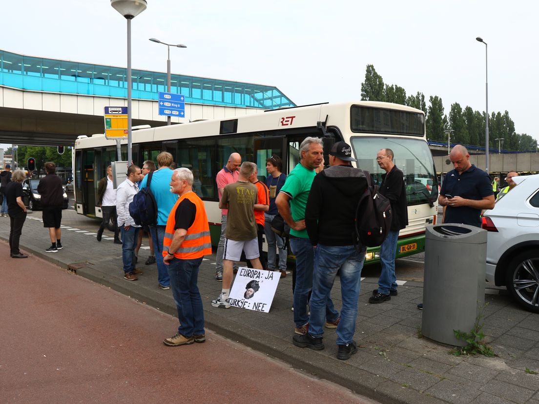 Pegida-demonstranten vertrekken na afblazen demonstratie Laleli moskee