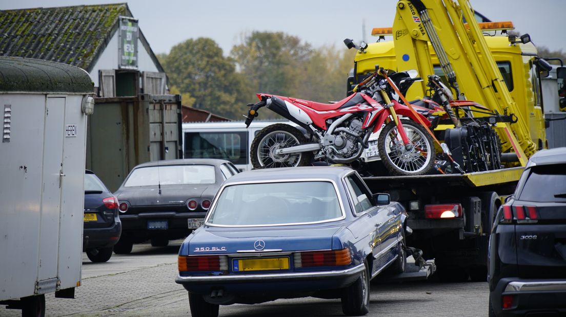 Auto's en motoren in beslag genomen in Noordwolde (Rechten: RTV Drenthe / Andries Ophof)