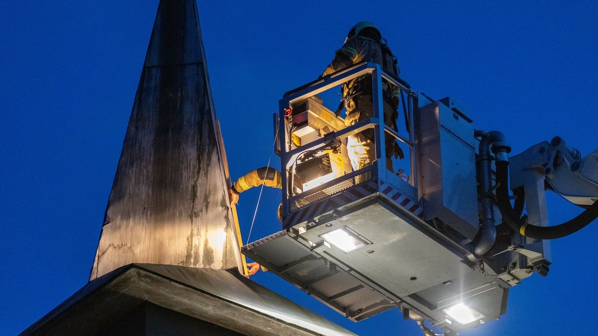 Zink van kerktoren Oudehorne raakt los door harde wind | Ruiten parkeergarage in Leeuwarden kapot ge