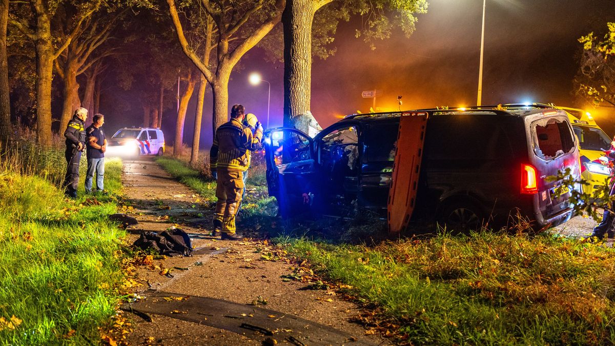 Man bekneld en zwaargewond na botsing tegen boom in Vinkega