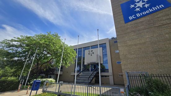 Directeur slaapt op school voor koel gebouw tijdens proefwerkweek Home