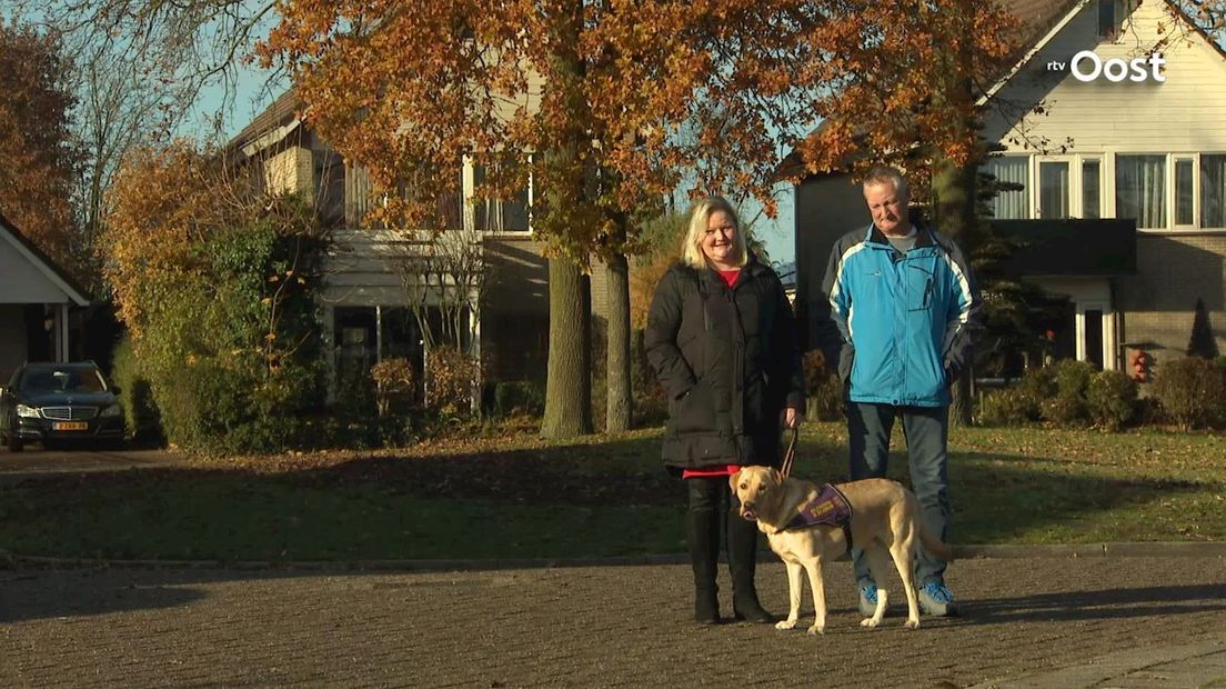Marion en Jurgen Seppenwoolde met geleidehond in opleiding Benno
