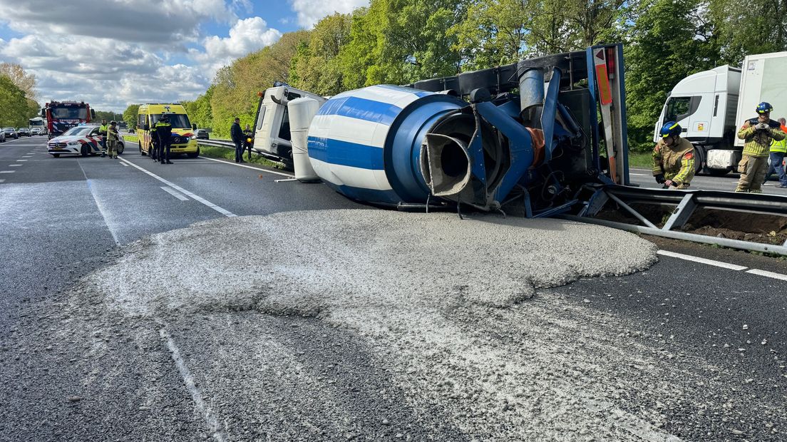 A2 in beide richtingen dicht: betonwagen gekanteld