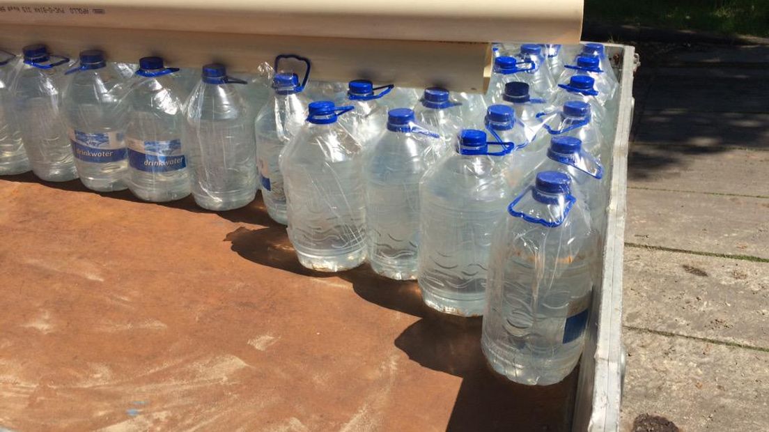 Bewoners die zonder water zitten kunnen gebruik maken van 5-literflessen water (Rechten: archief RTV Drenthe)
