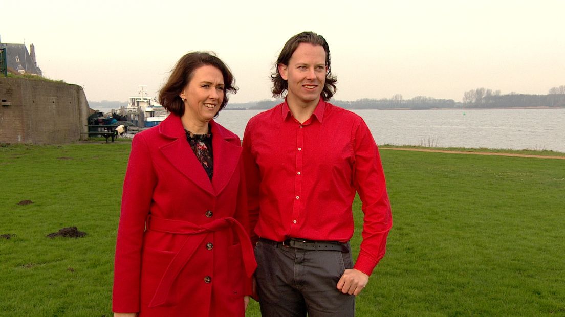 PvdA-Statenleden Anita Pijpelink en Ralph van Hertum poseren voor de fotograaf.