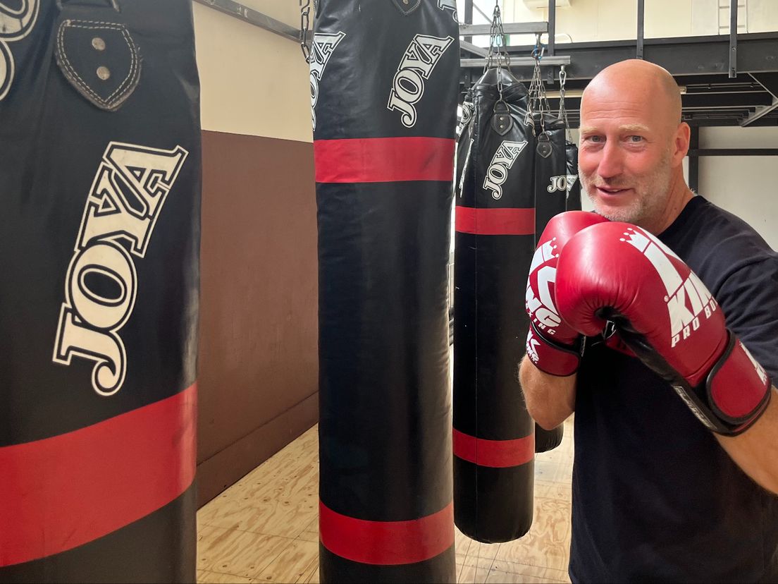 Arjan Erkel is met twee vrienden zijn eigen boksschool begonnen in Delfshaven in Rotterdam