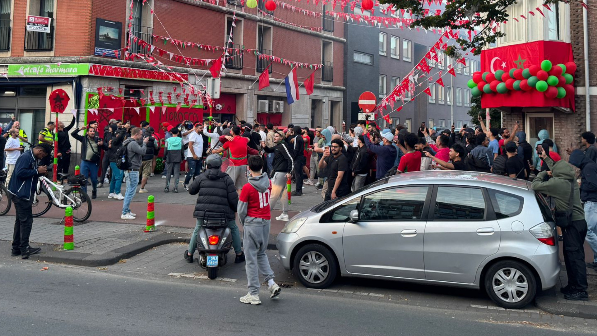 Eerste foto van het feest in de Schilderswijk in Den Haag