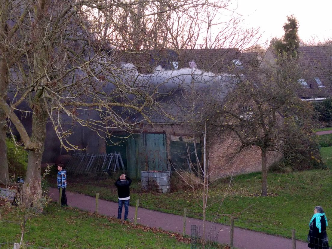 Veel rook bij brand in een schuur in Hoogvliet (Martin Groenenboom)