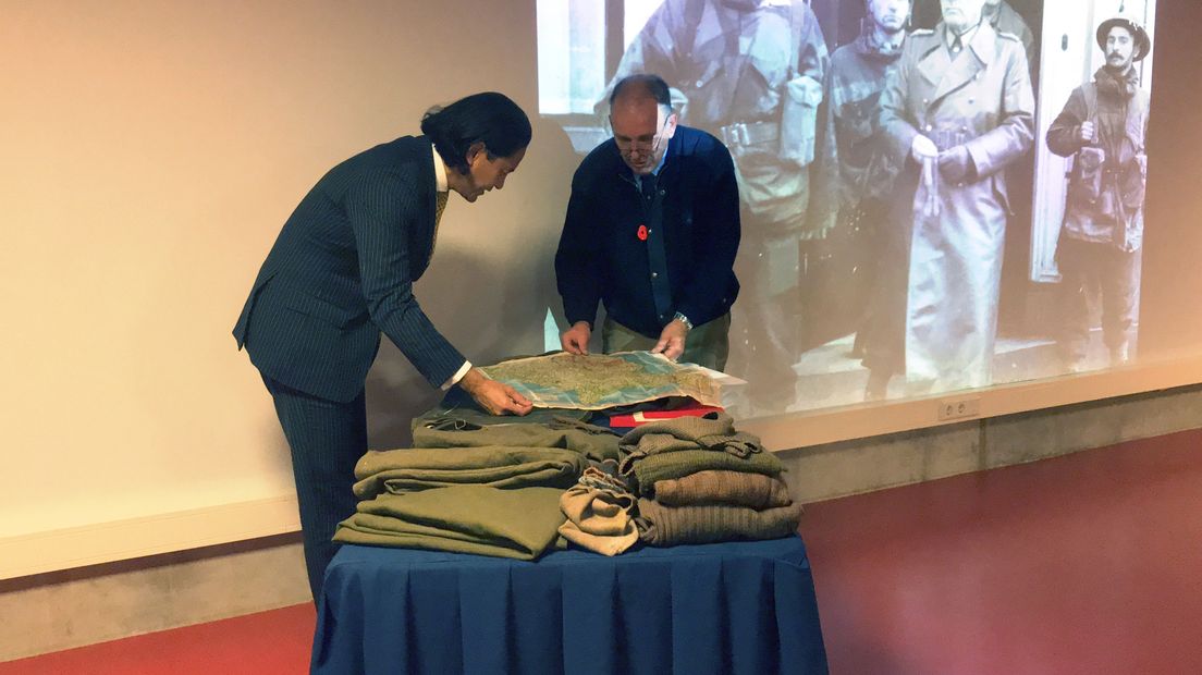 Onthulling van uniform John Knox door burgemeester Bergmann