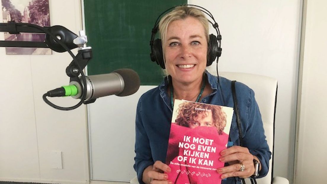 Ivonne Schouten met het boek‘Ik moet nog even kijken of ik kan’ van Liesbeth Smith