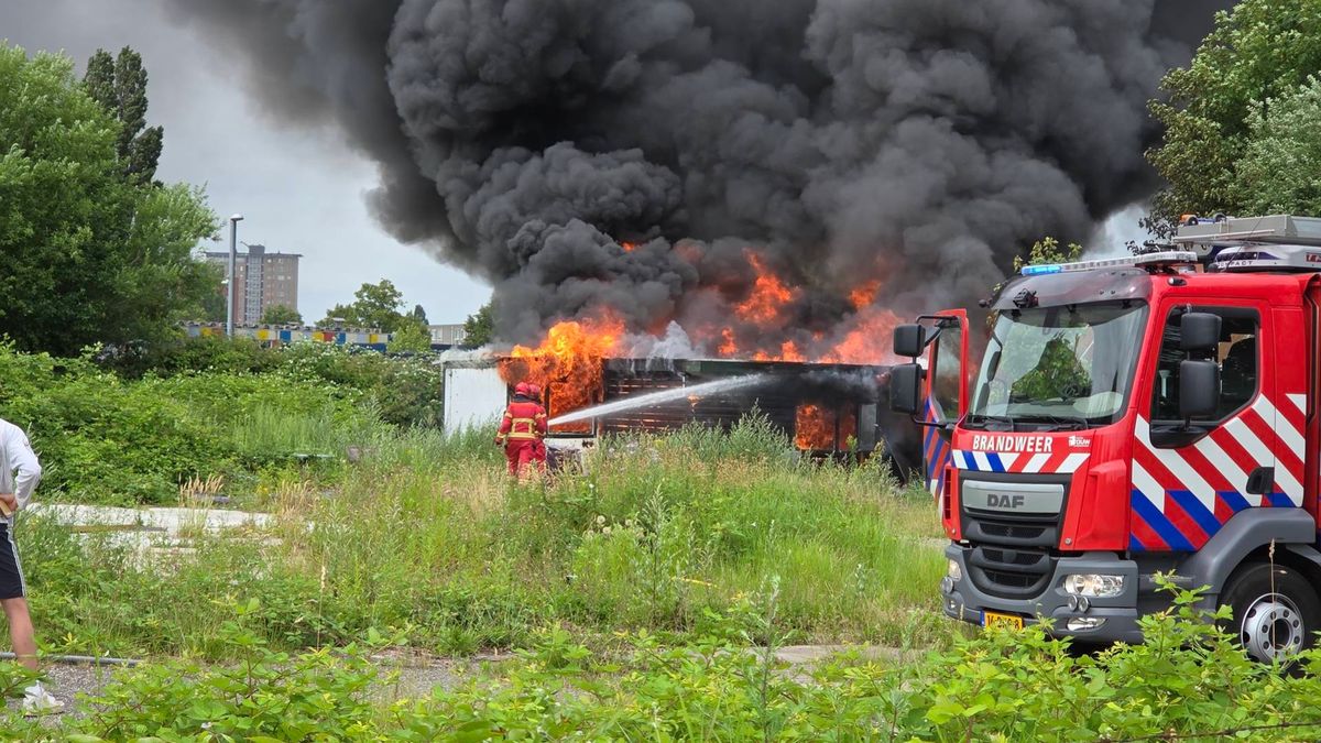 Zwarte rookwolken boven Stad door brand
