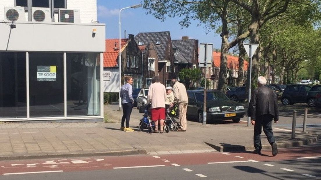 Gezelschap blokkeert het trottoir