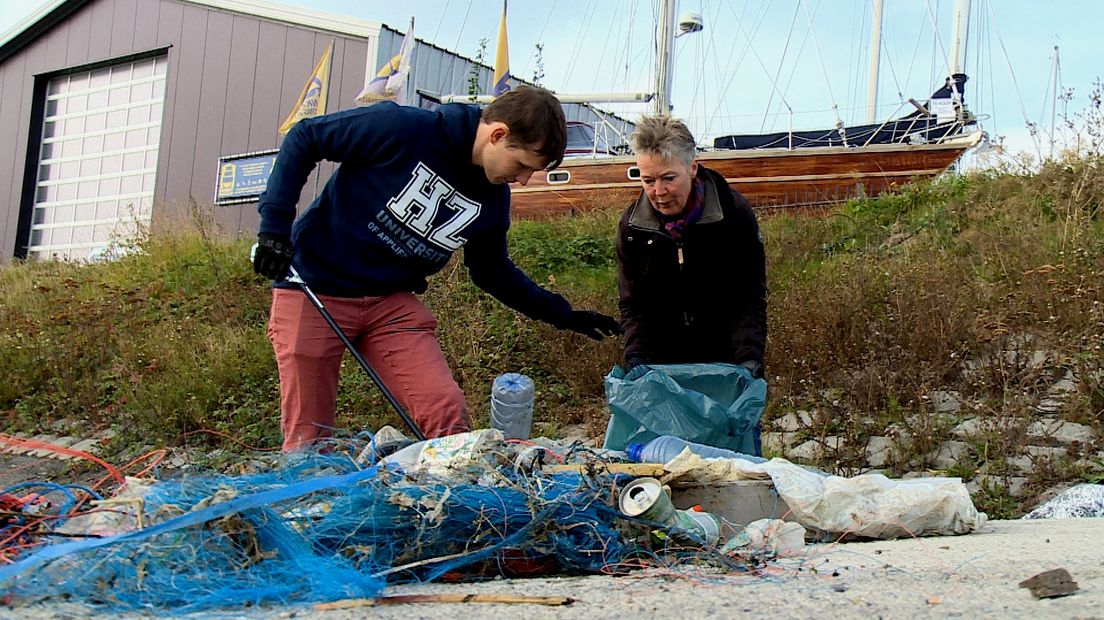 Afval vissen uit Vlissingse haven: van bierflesjes tot dode haai