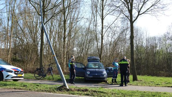 Auto vliegt uit de bocht en botst tegen paal
