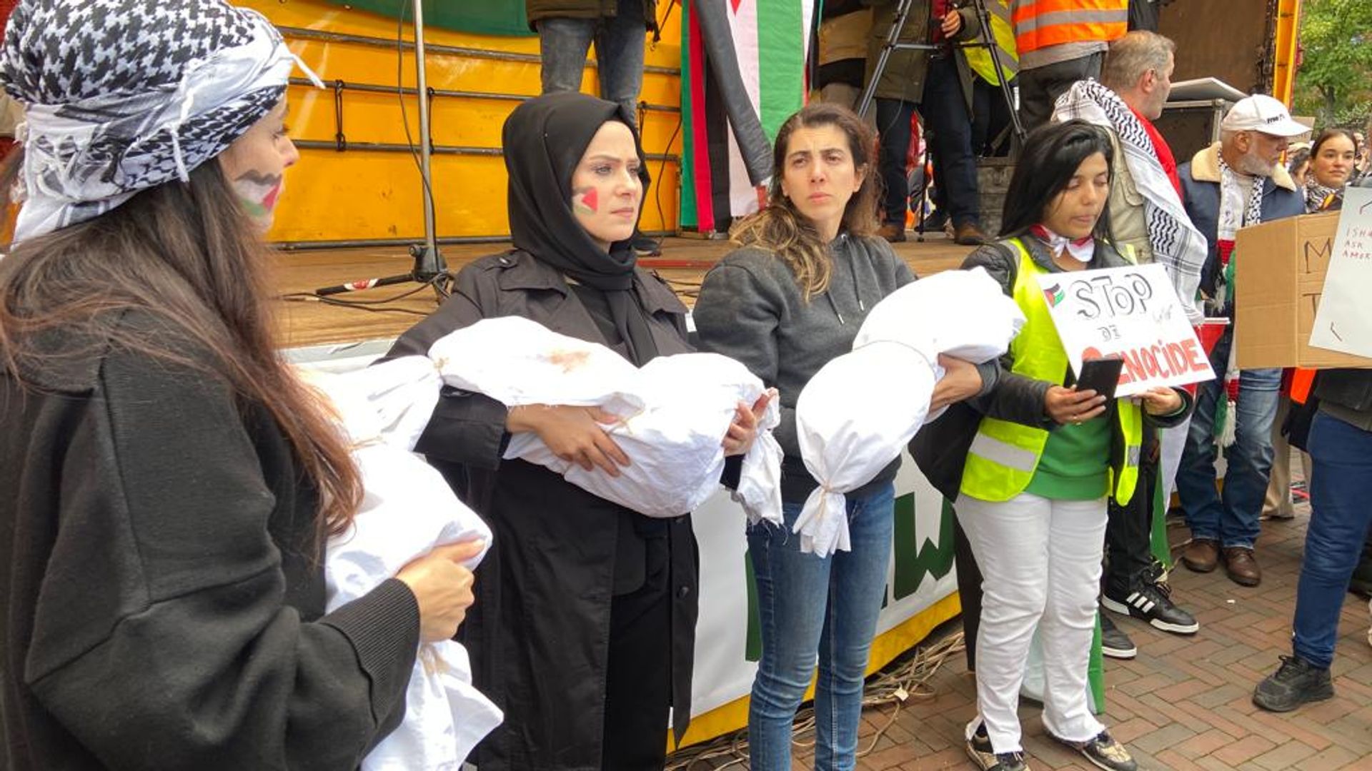 Zoals verwacht stevige woorden en grafische beelden zoals deze ‘babylijkjes’.