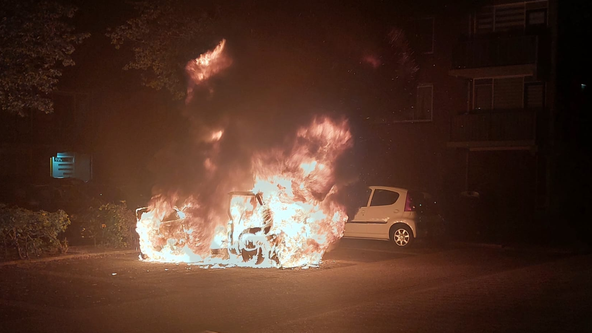 Voertuig vliegt in brand op parkeerplaats Bilthoven