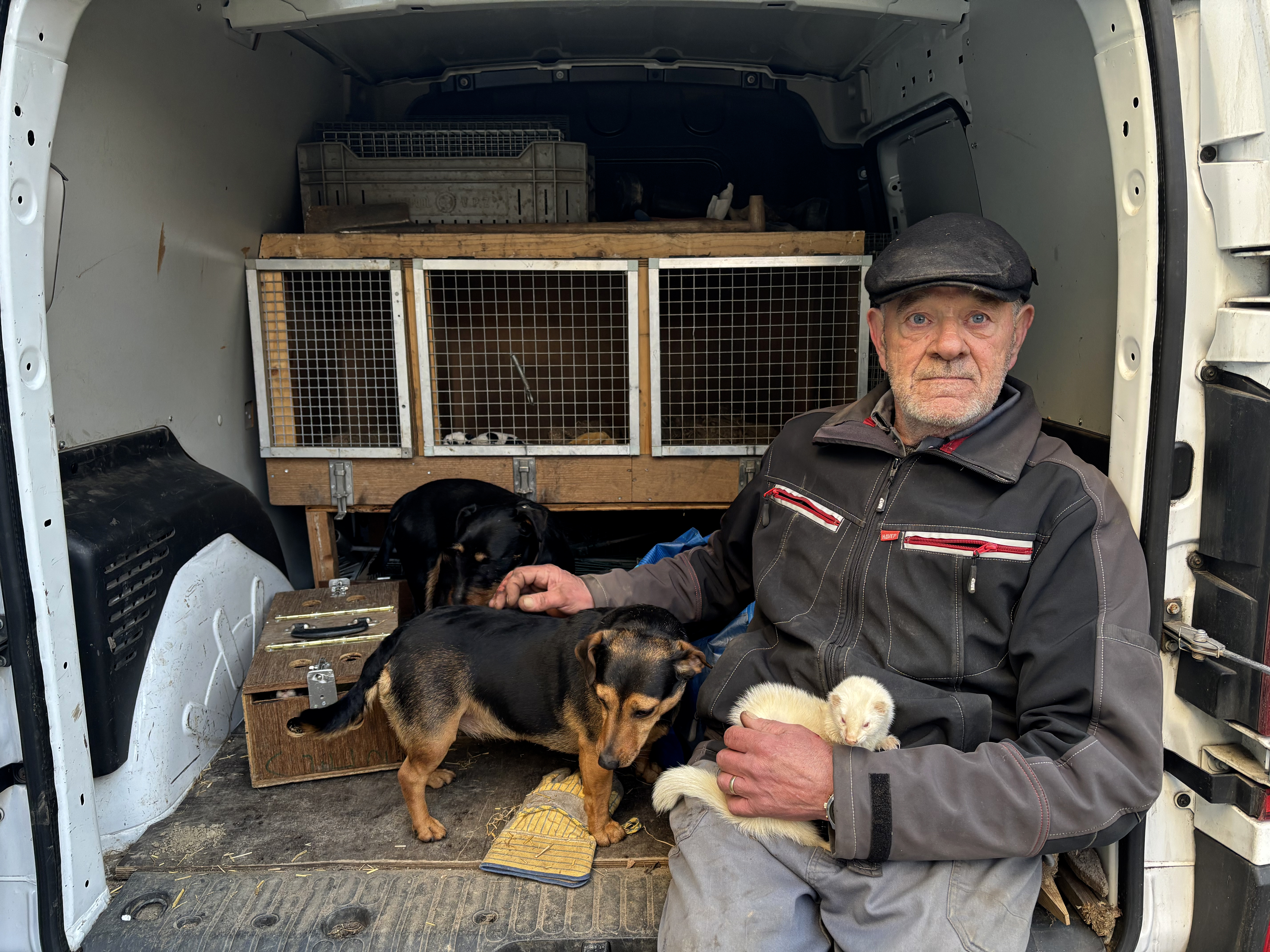 Rattenvanger Nico met zijn fret en hondjes