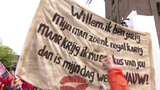 Oranjefan met spandoek: 'Ik verwacht een kus van de koning te krijgen'