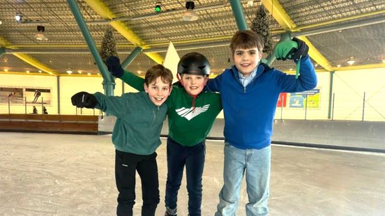 Fynn schaatst voor goede doel én voor mama: 'Omdat het een hele vervelende ziekte is'
